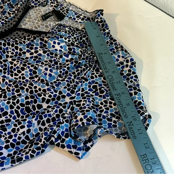 New Directions Short Sleeve V-Neck Blouse Blue Black White Size 2X - Picture 4 of 6